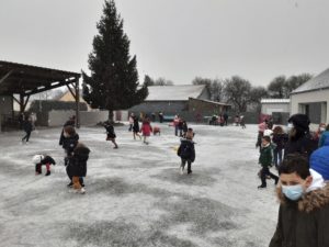 Lire la suite à propos de l’article Jeudi 11 février 2021, il neige à l’école!