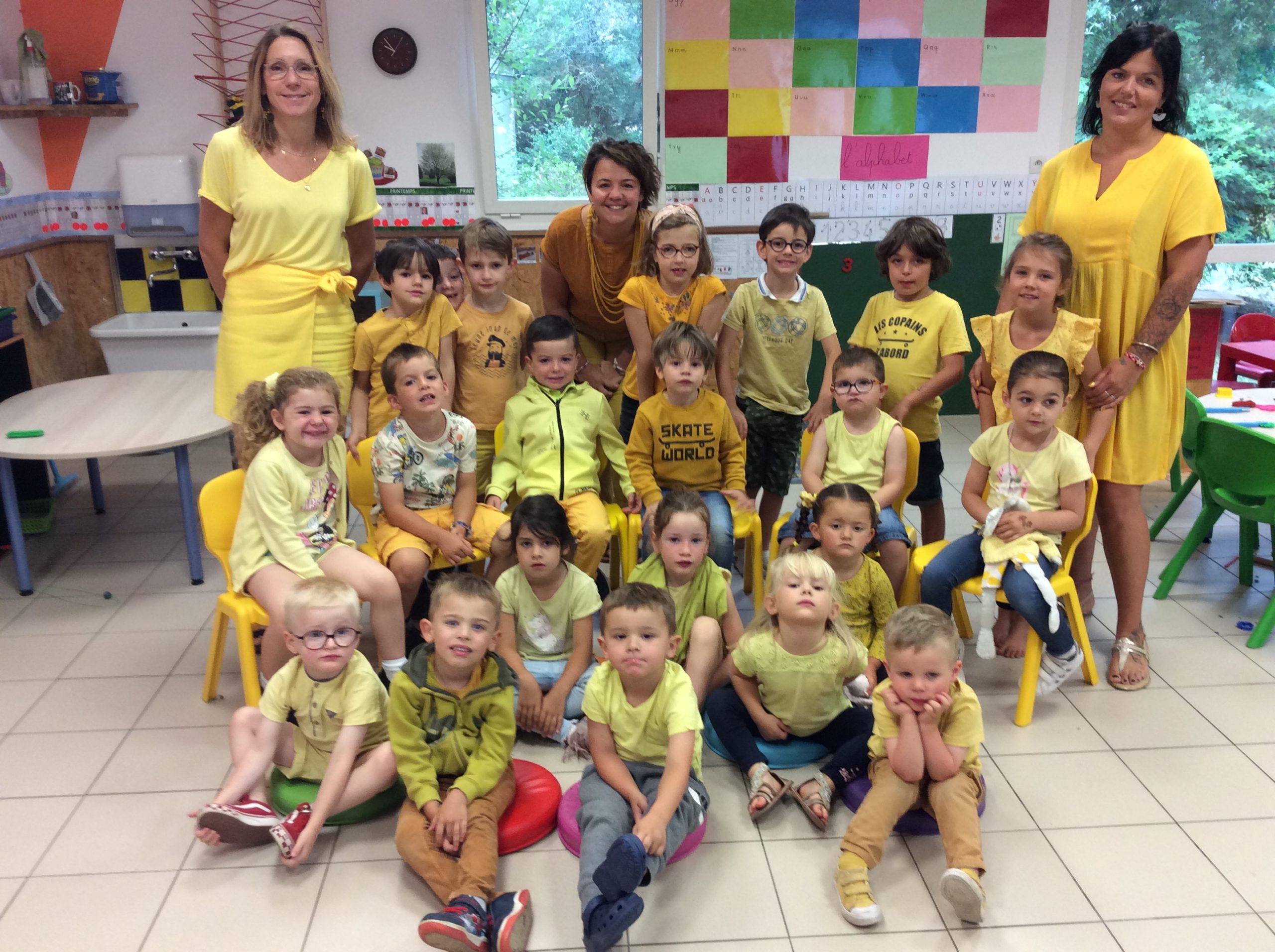 Lire la suite à propos de l’article Dernière journée d’école : tous en jaune en Maternelle A