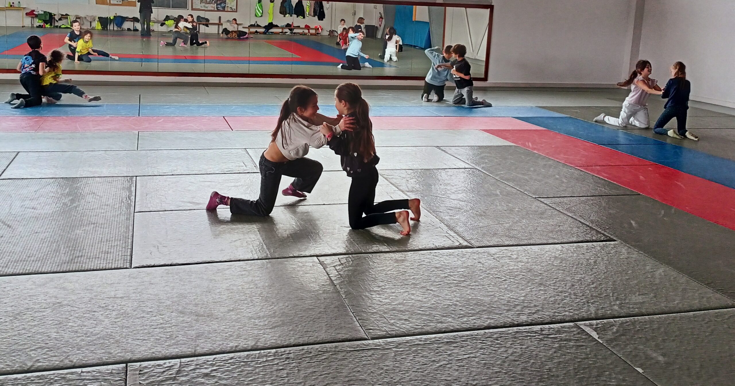 You are currently viewing Les CE1-CE2 vont au dojo